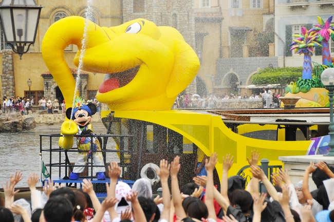 ジーニーの魔法で10トンの水を大放水 東京ディズニーリゾート 夏のプログラム 本日 ７月８日スタート 株式会社オリエンタルランドのプレスリリース