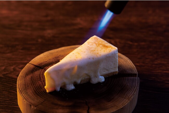目の前で炙ることでチーズが溶けていく様を楽しめます