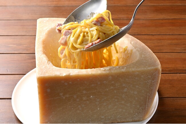 長期熟成パルマチーズの器の中でカルボナーラを目の前で大胆に絡めて仕上げます！