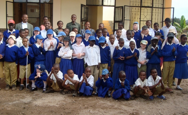 Mwareni孤児院・盲学校の子ども達とスタッフ