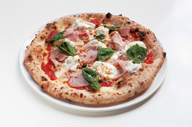 Pizza　ナポリより水牛のモッツァレラとプロシュートコット、ピエンノロトマトのピューレ