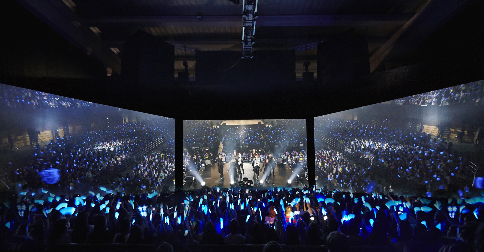世界初 生中継でのサラウンド ビューイング実施 東方神起が韓国 ソウルで行うライブを客席を囲む3面ワイドスクリーンで迫力体験 ライブ ビューイング ジャパンのプレスリリース