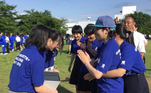 Girls’ Rocketry Challengeに参加した岩瀬日本大学高等学校のチームが、 全国大会で複数の賞を受賞し、喜び合う様子