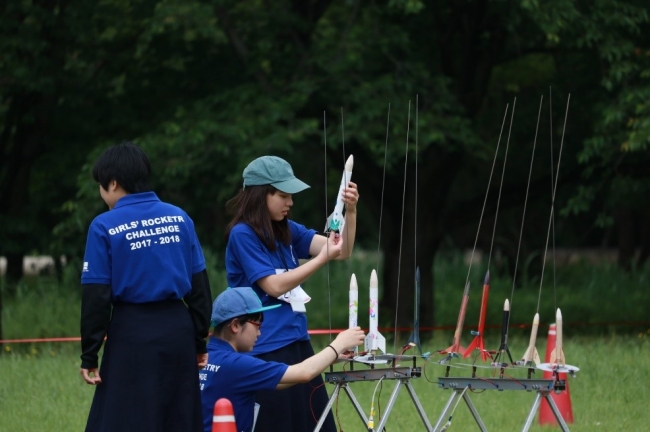 5月19日（土）に行われた全国モデルロケット大会にて、 Girls’ Rocketry Challenge 第3期の参加者がモデルロケットを設置する様子