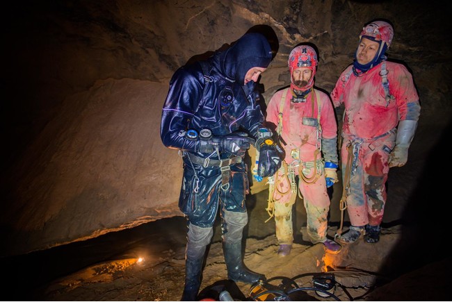クルベラ洞窟の調査に臨んだウクライナの探索隊