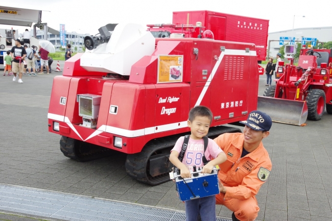 日本の消防車（無人走行放水車）
