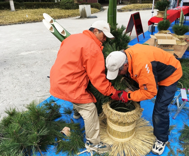 公園スタッフによる門松づくりの様子