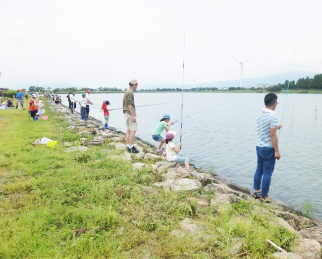 湖岸緑地でのイベント「外来魚釣り体験」