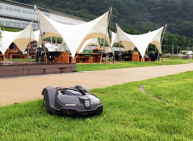 ロボット芝刈機Automower™による芝生管理サービス（西武緑化管理株式会社事例：川原湯温泉駅キャンプ場）