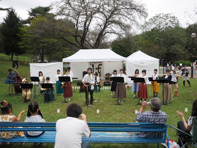 芝生の上でリラックスしながらライブの音楽も楽しめます　※過去開催の様子