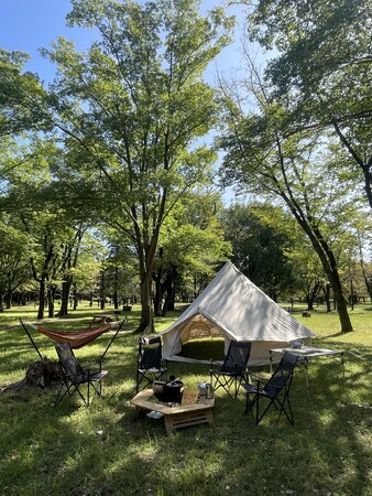 公園の自然の中、広々としたテントで寛いだり、焚火を囲みながら癒しの時間をお過ごしください