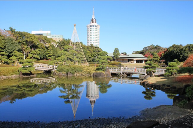 秋晴れのもと、紅葉を楽しみながらの散策もおすすめです