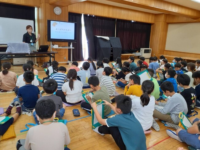 近隣の小学校へ「はち育(R)」の出張授業を行うなど定期的に環境教育を実施しています