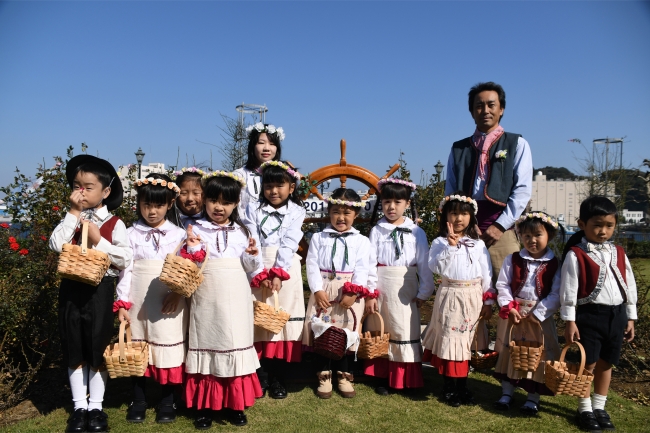 ローズプリンス・プリンセスによるバラの花摘み