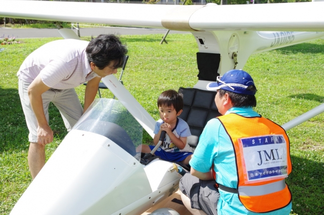 小型飛行機の展示（当公園での過去開催の様子）