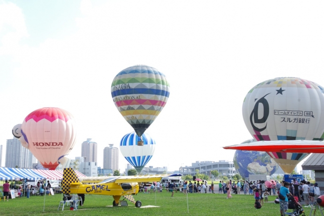 東日本大震災復興支援熱気球イベント『空を見上げて』in 東京」（当公園での過去開催の様子）