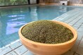 おふろcafe ハレニワの湯にて、熊谷市妻沼のお茶屋さん「西田園」とコラボした「新茶フェア」を開催中。茶葉を使ったおふろやサウナ、特製パフェを提供