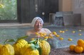 昭和レトロな温泉銭湯 玉川温泉で冬至に合わせ、地元で採れた日本最古の柚子「桂木ゆず」「鬼ゆず」を浮かべるゆず風呂を実施