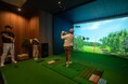 オーパークおごせに宿泊者向け、貸切室内ゴルフ練習場が登場! 左右両打ちに対応、足場が傾斜する最新シミュレーターを導入