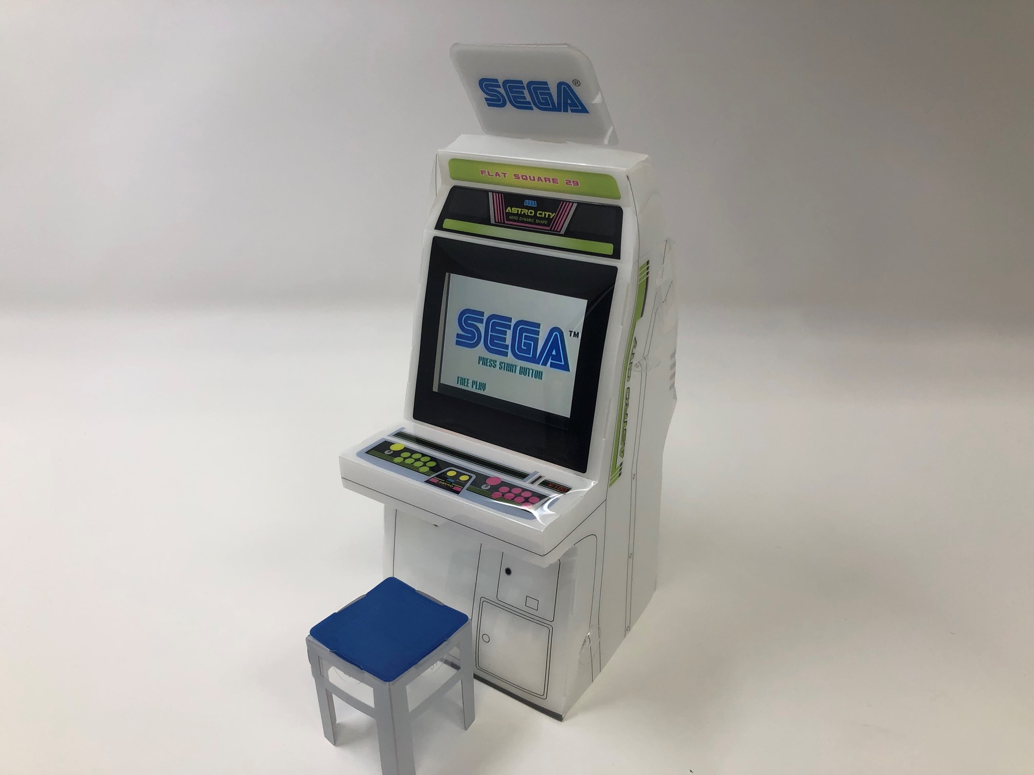 90年代にゲームセンターを席巻した アストロシティ 筐体がスマホスタンドになって登場 セガロゴ焼き アストロシティ型スマートフォンスタンド セット年6月29日 月 より発売開始 株式会社genda Sega Entertainmentのプレスリリース