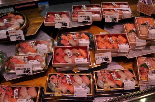 旬の生ネタを使用したにぎり寿司や海鮮丼をご提供いたします。