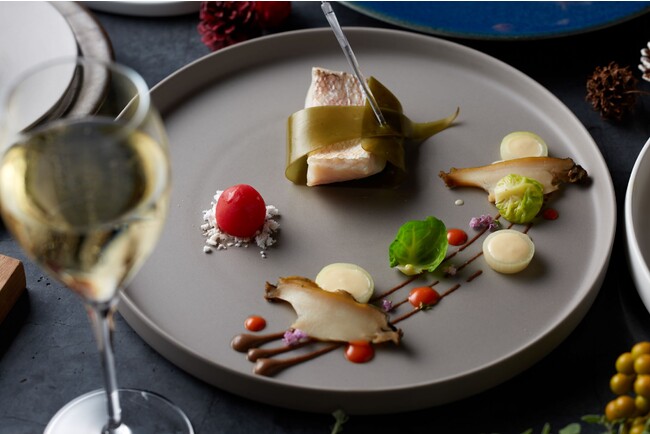 甘鯛の昆布包み 白ワイン蒸し 蝦夷鮑 柚子のブールブランソース トマトクーリ