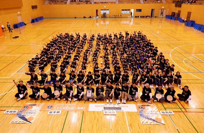 ギネス世界記録Ⓡ達成時の記念写真：4県から参加した子供たちと、子供たちの指導者・引率者、日本卓球リーグ実業団連盟から派遣された選手並びにその他の大会関係者。