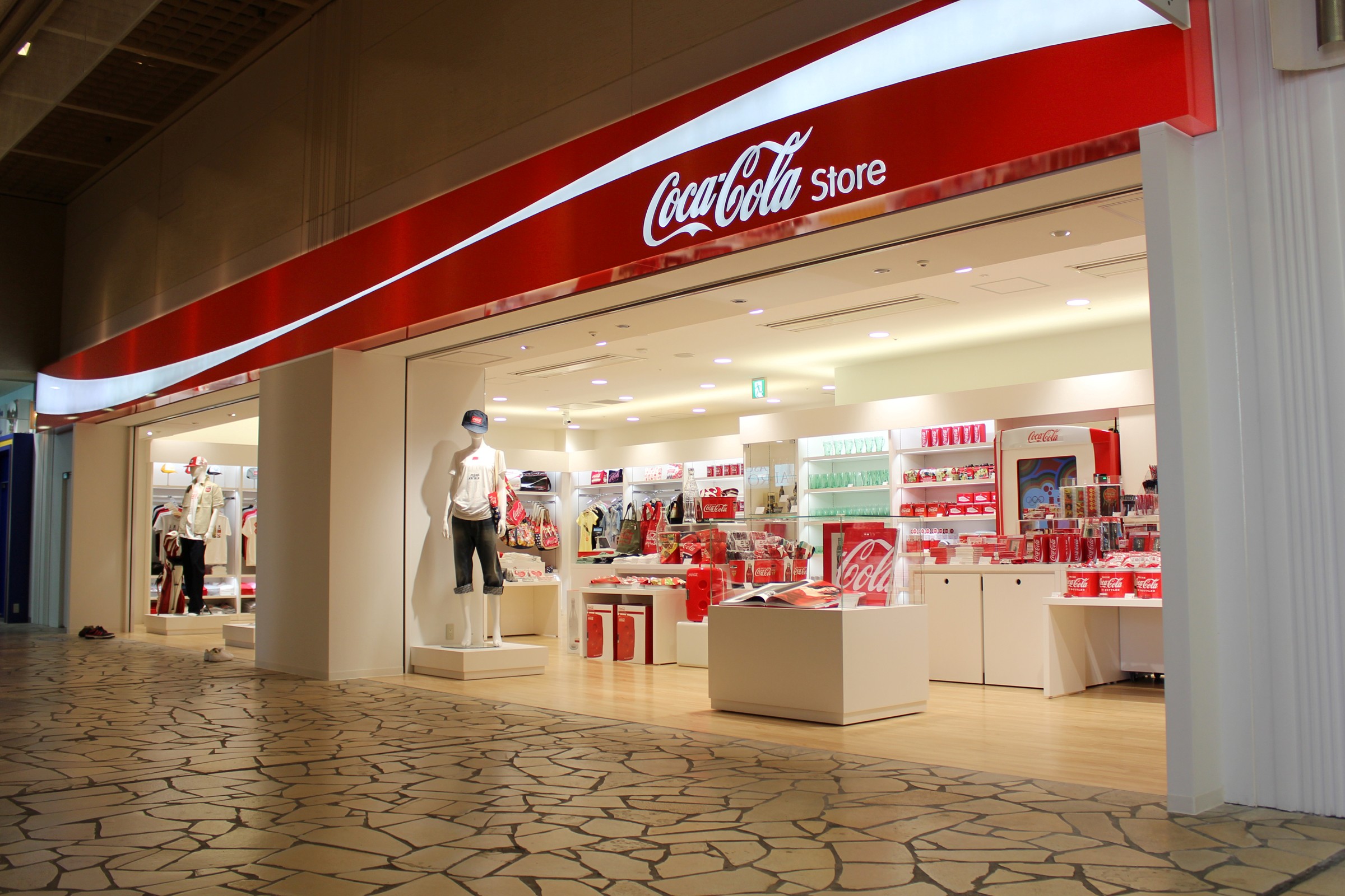 Coca Cola Store 4月14日 土 お台場にオープン 世界中にハピネスを届ける コカ コーラ を体験できる国内最大規模のオフィシャルショップ 日本コカ コーラ株式会社のプレスリリース