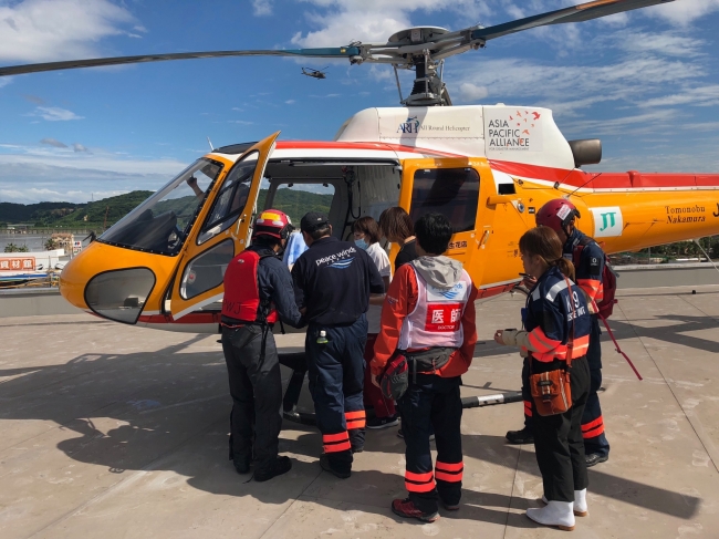 2018年西日本豪雨災害の際の岡山まび記念病院患者搬送で運用されたPWJのヘリコプター