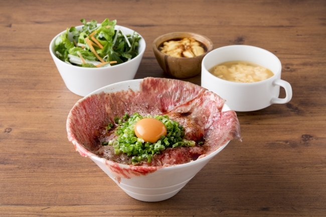 数量限定！Ａ５ザブトンの炙り肉刺し丼　1,680円(税抜）　入荷次第の限定商品。口の中でとろける最上級和牛をランチでお得に。