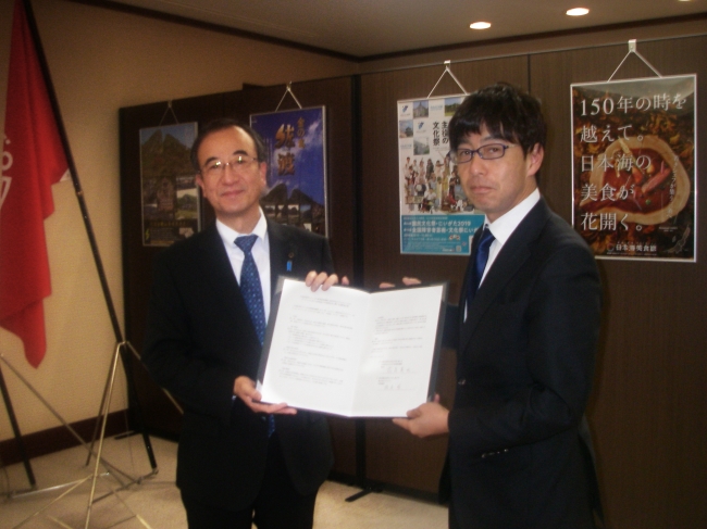 左)新潟県花角英世知事、右)㈱グラムスリー代表取締役坂本明