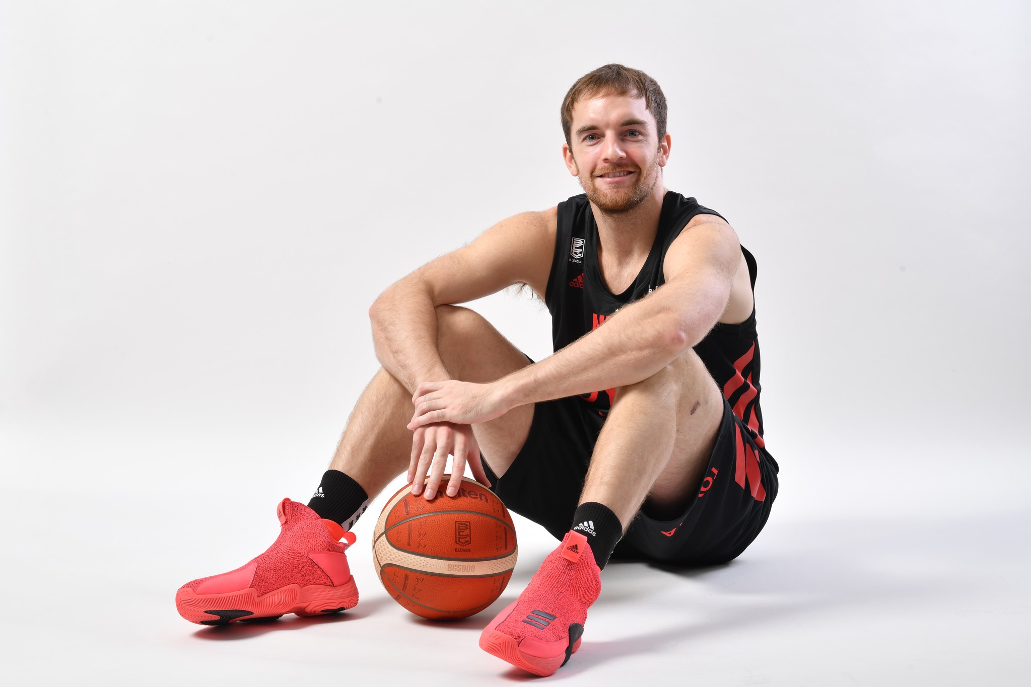 10月はピンクリボン月間 10 ザック バランスキー選手のバッシュに注目 アルバルク東京のプレスリリース