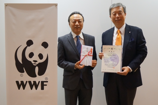 WWFジャパン 筒井事務局長へ募金を贈呈いたしました。