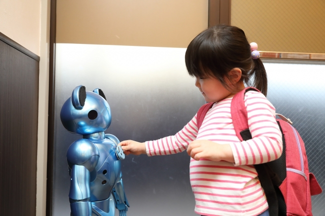 保育ロボット「VEVO」と園児