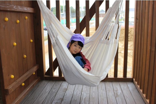 ハンモックで遊ぶ女の子