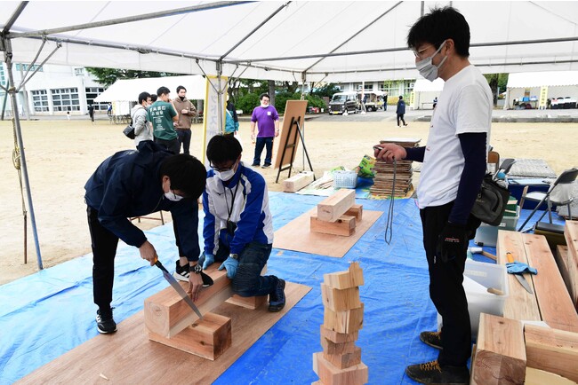 【木ッター】 男性は18cm角､女性(中学生以下)は12cm角の角材をノコギリで切り落とす早さを競います。