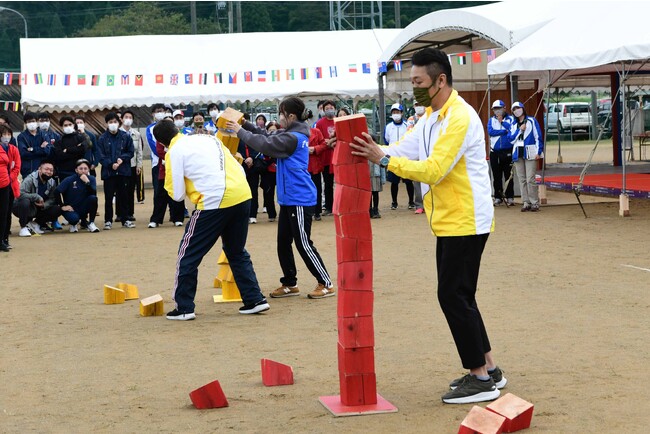 【立ッター】 １本の角材から作られた約15cm角のブロックを15個積み上げる早さを競います。