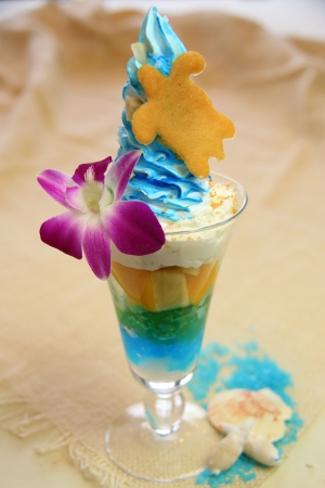 鮮やかなブルーの見た目に心躍る！ホヌ（ウミガメ）が泳ぐ海をイメージしたハワイアンパフェ