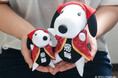 SNOOPY CHA-YA飛騨高山店限定で《さるぼぼ》スタイルのスヌーピーのぬいぐるみとマスコットが登場!