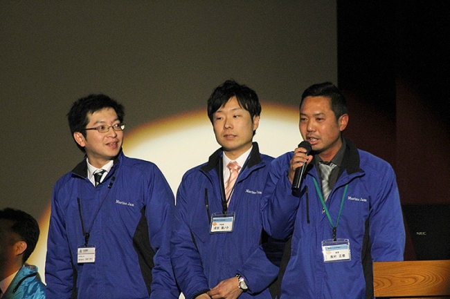 16年前に受けた海洋教育がきっかけで島のちいさな水族館で働くことを目指した戎田さん（写真中央）。
