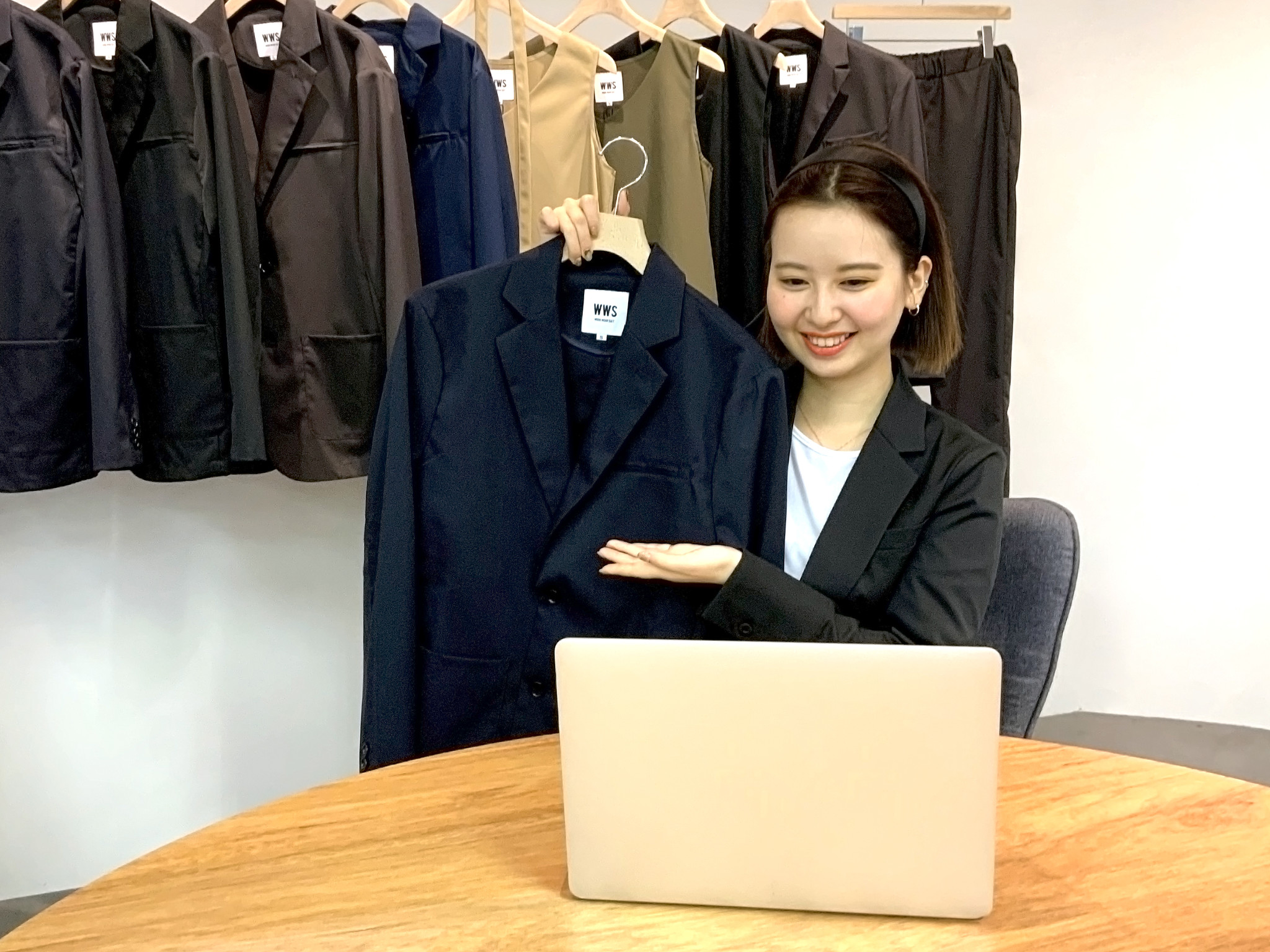 スーツに見える作業着「ワークウェアスーツ」3Dバーチャルストアとオンライン接客サービスを開始！｜株式会社オアシス