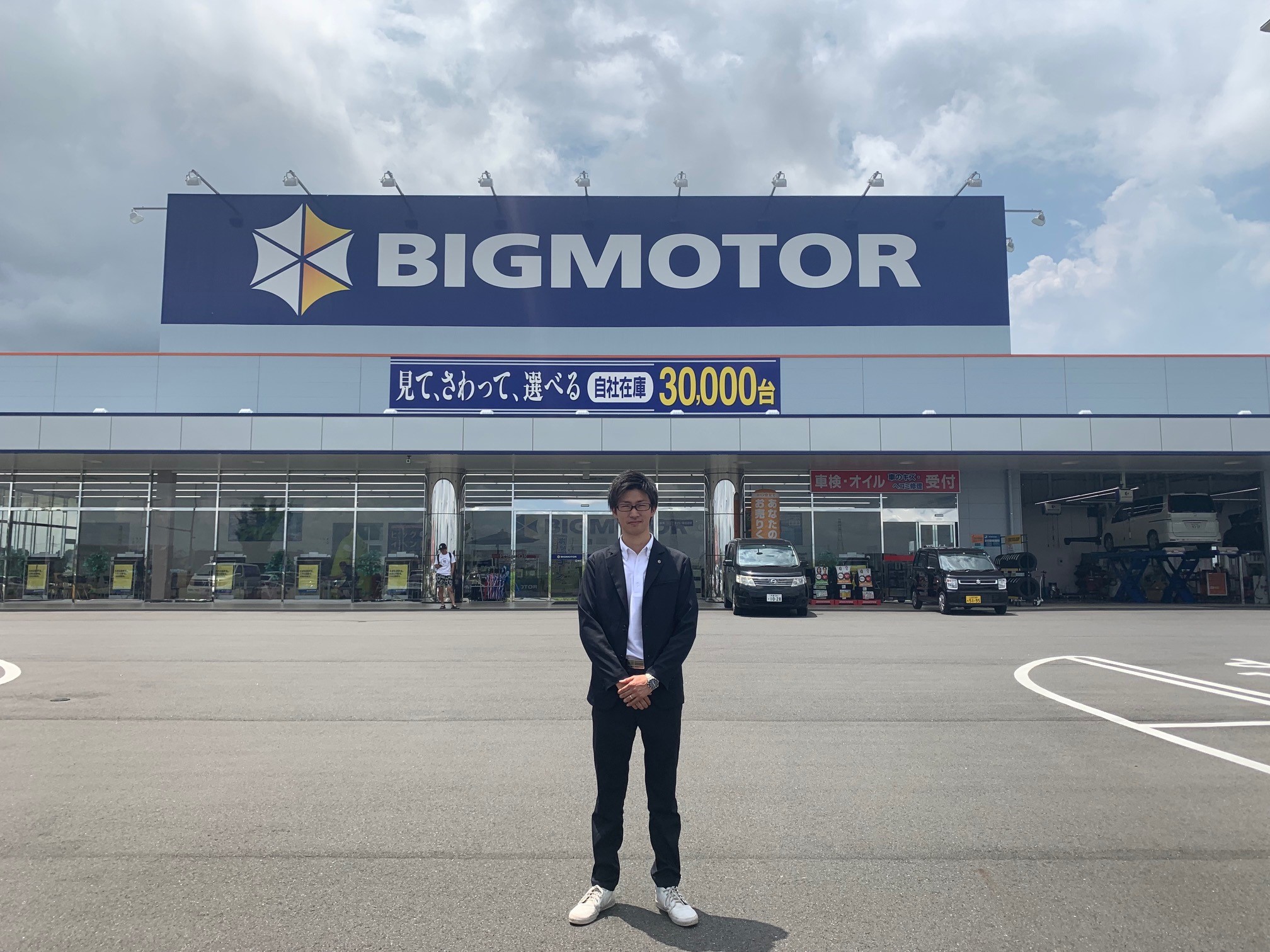 接客も作業もこの1着で叶う スーツに見える作業着 ワークウェアスーツ 自動車販売業界で 初導入 株式会社オアシススタイルウェアのプレスリリース