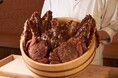 【わずか2室のエクスクルーシブ体験!】専属の料理人が目の前で捌くカニを堪能できる、ライブ感溢れる活け蟹専門店「かにじぇんぬ 麻布」10/1(水)オープン!