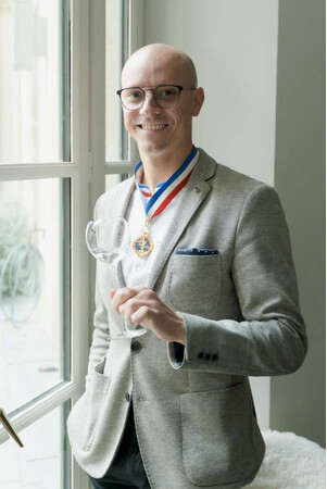 クリストフ・ダヴォワンヌ　Christophe DAVOINE 2015年バーマンとしてフランス国家最優秀職人章(MOF)を取得。 Kura Master本格焼酎・泡盛コンクールの審査委員長を2021年より務める。