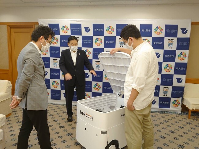 昨年度奥山社長と東大阪市役所を表敬訪問野田市長に自動配送ロボットを説明