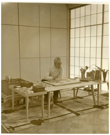 画室で制作中の蓬春画伯1954年（昭和29年）