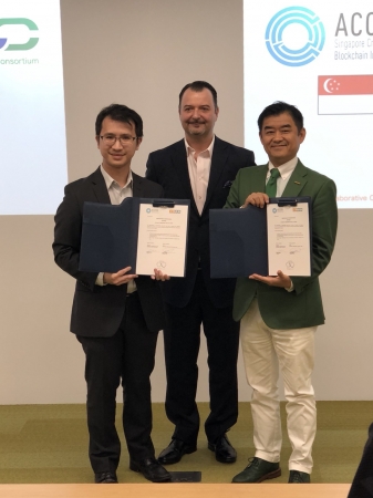 日本での調印式 左：ACCESS Anson Zeal 中央：Timetech Andy Mankiewicz OBE 右：BCCC 平野洋一郎