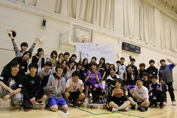 4月に実施した「車椅子バスケットボール体験会」の様子