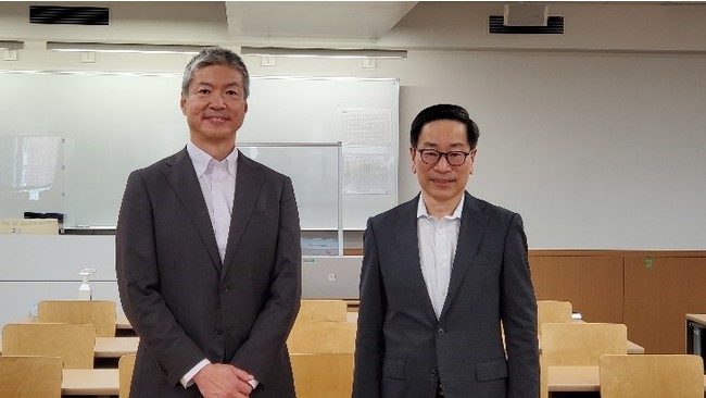 東洋学園大学愛知理事長・学長（左）と本学島田理事長（右）