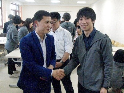 ウズベキスタンで学生と交流する宮野（右）